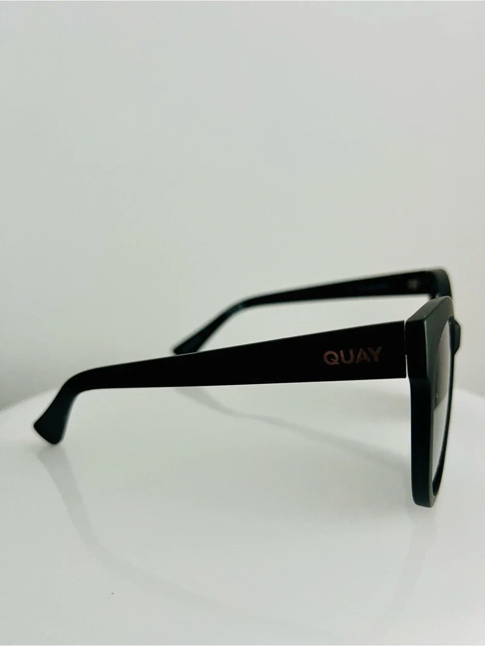 NEW Quay Australia “It’s My Way” Black Cat-Eye Sunglasses + Case